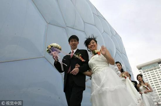 伦敦奥运会烟花 2008年4月26日,中国北京,国家游泳中心“水立方”,来自中建一局的7位水立方奥运工程建设者举行了集体婚礼。图片来自视觉中国