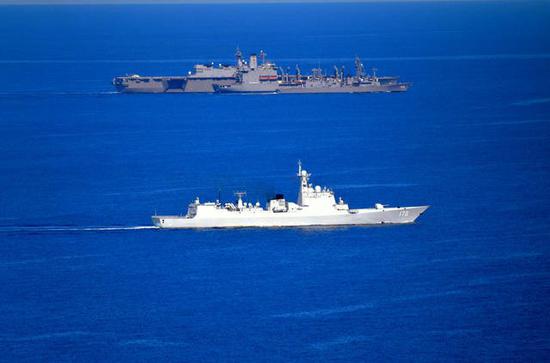 568舰:中国2军舰南海视日本直升机航母 用英语打招呼 朝日新闻记者从加贺舰载直升机上拍摄(朝日新闻 图)