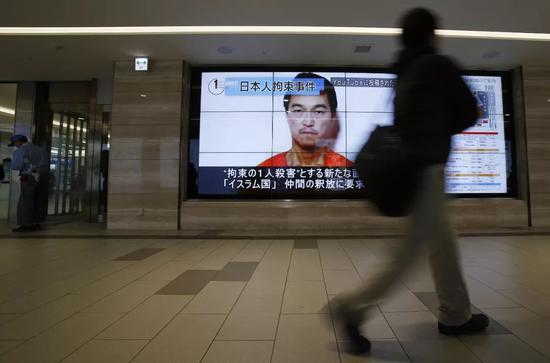  ▲资料图片：2015年1月25日，日本民众关注被IS关押日本人质后藤健二的相关消息。