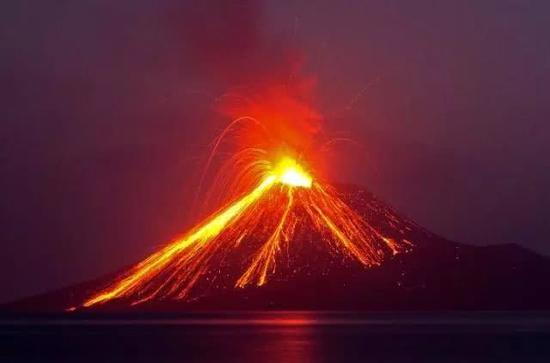 这是7月19日在印度尼西亚南榜省拉卡塔岛上拍摄的正在爆发的阿纳克·喀拉喀托火山。（新华/路透）