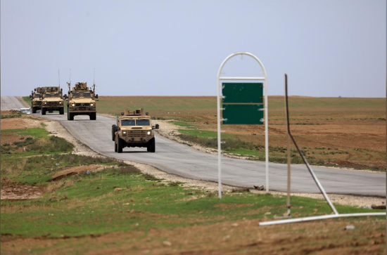 2018年11月4日，美国军队在叙利亚哈萨卡巡逻。（路透社）