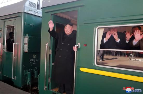 朝中社2月24日提供的照片显示，朝鲜最高领导人金正恩在专列上向平壤火车站内送行人员挥手致意。新华社/朝中社