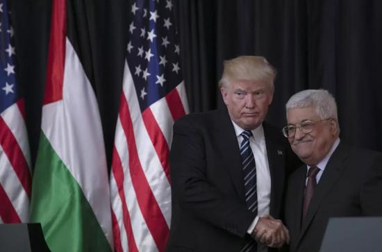▲资料图片：2017年5月23日，在约旦河西岸城市伯利恒，美国总统特朗普（左）和巴勒斯坦总统阿巴斯在联合记者会上握手。