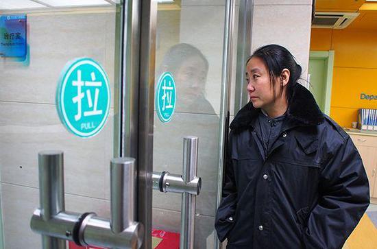 “爱心妈妈”李利娟同居男友被判12年半罚金120万 被指借孤残儿童敲诈敛财,让李利娟成为极具正反两面性的新闻人物