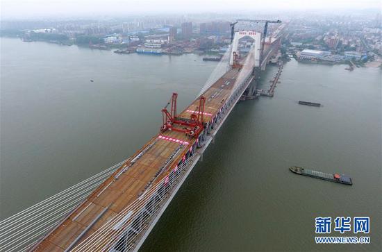 这是合龙后的商合杭铁路芜湖长江公铁大桥（4月26日无人机拍摄）。 新华社记者 张端 摄