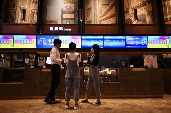 北京影院复工 观众感叹“太久没看电影了！”