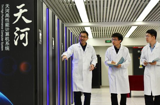 在国家超级计算天津中心“天河三号”原型机机房内，应用研发部部长孟祥飞（左）和同事一起巡查（2019年4月24日摄）。新华社记者 李然 摄
