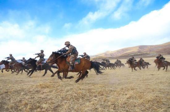 1月5日，陆军第76集团军某旅骑兵连在青藏高原腹地开展骑兵综合演练。新华社发（文明 摄）