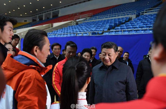 2017年2月24日上午，习近平在首都体育馆同国家花样滑冰队教练员和运动员亲切交流。新华社记者 张铎摄