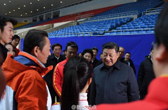 2017年2月24日上午,习近平在首都体育馆同国家花样滑冰队教练员和运动员亲切交流。新华社记者 张铎摄