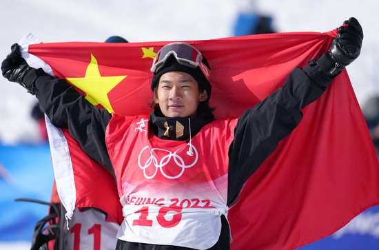 2月7日，中国选手苏翊鸣在单板滑雪男子坡面障碍技巧比赛后庆祝夺得银牌。新华社记者 薛玉斌 摄