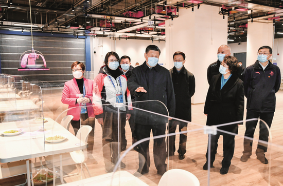  2022年1月4日，中共中央总书记、国家主席、中央军委主席习近平在北京考察2022年冬奥会、冬残奥会筹办备赛工作。图为1月4日上午，习近平在北京冬奥会、冬残奥会主媒体中心智慧餐厅，察看智能餐饮设备运行情况。图/新华社记者 谢环驰 摄