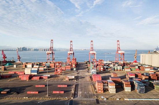 这是2021年5月26日在洋浦经济开发区拍摄的国投洋浦港码头（无人机照片）。 新华社记者 蒲晓旭 摄