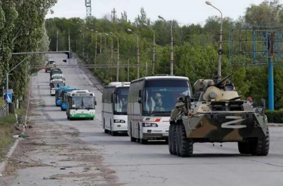 俄军运送乌投降部队的车辆  图：央视军事