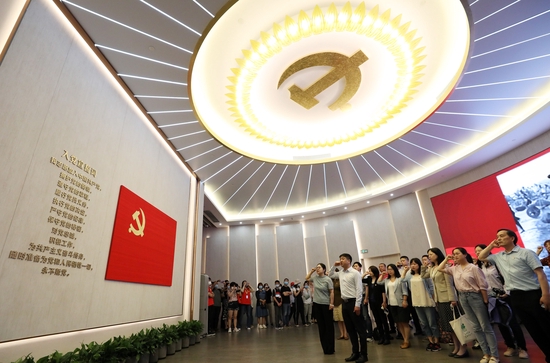 △ 2021年6月3日，党员在全新开馆的上海中共一大纪念馆里重温入党誓词。