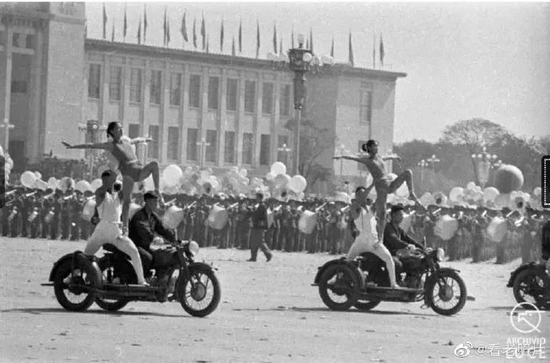 · 1959年，庆祝新中国成立十周年国庆游行中的体育方队。图自李虹微博。
