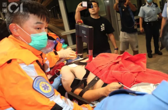 香港机场一波音飞机冲出跑道与地勤车相撞，致2人死亡，机身坠入海中，机场管理局：今天10点交代情况