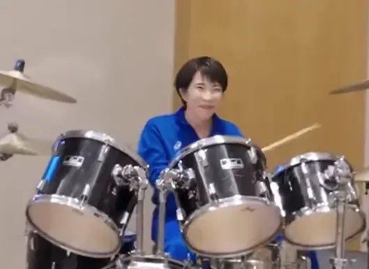 李在明和高市早苗穿上同款蓝色服装，一起打架子鼓，韩媒：该活动日方没提前打招呼