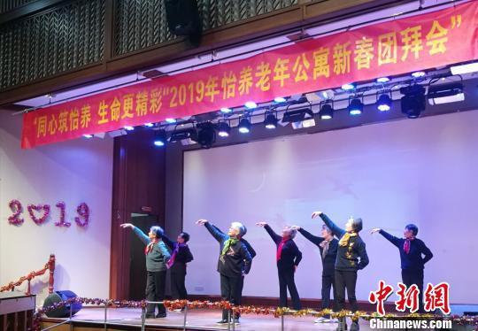  资料图：养老院里的老人们载歌载舞庆祝新春的到来。　钟升 摄