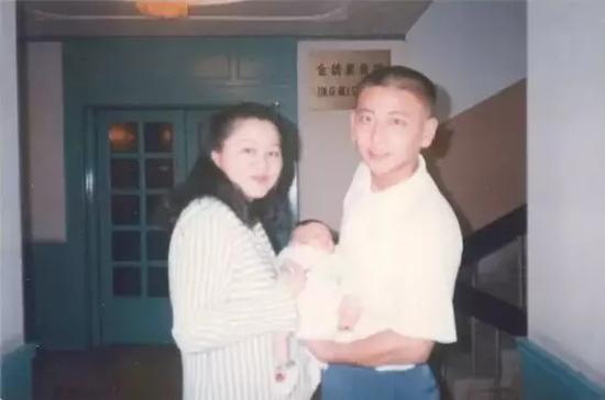 王伟妻子发文祭奠“等你回家” 儿子已成海军 王伟和妻子抱着出生不久的儿子,心中充满了喜悦。