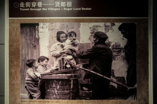 浙江义乌,走街串巷的货郎担(翻拍于中国小商品城发展历史陈列馆)。新京报记者彭子洋 摄