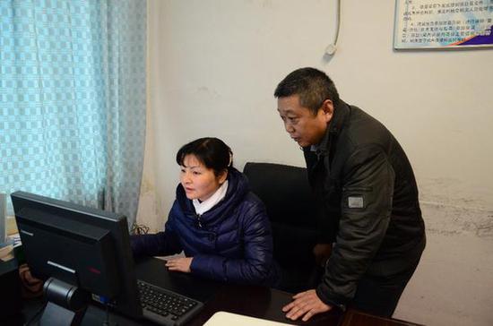 有一对夫妻奔走在县城乡间,和麻风病人打了30年交道