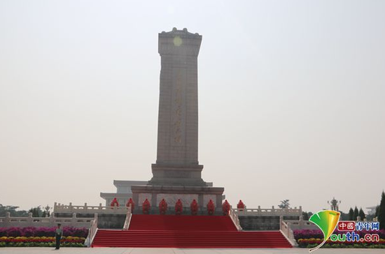 人民英雄纪念碑。中国青年网记者李川 摄
