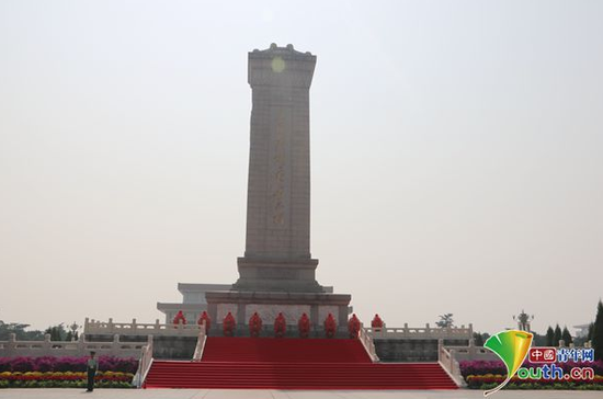 人民英雄留念碑。中国青年网记者李川 摄