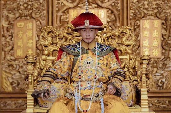 《延禧攻略》剧照，清朝皇帝龙袍由江南织造府绣制