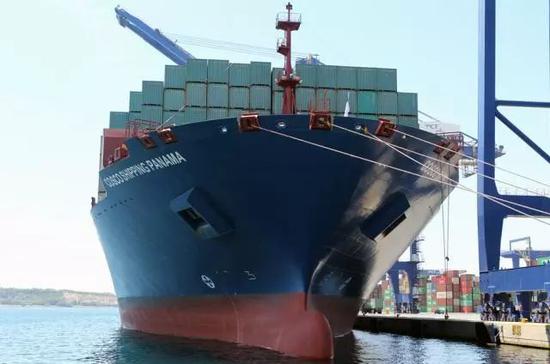  2016年6月27日，“中远海运巴拿马”号成为第一艘通过新船闸的货轮 图片来源网络