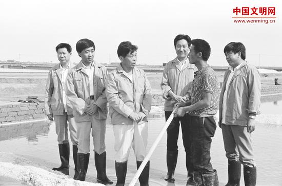 1988年，王伯祥（左三）在盐场调研。图片由潍坊文明网提供