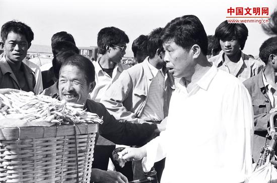 1989年，王伯祥在寿光蔬菜市场调研。图片由潍坊文明网提供