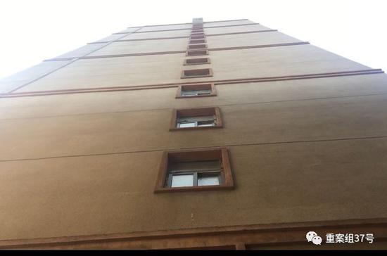  ▲罗贝贝从16楼卫生间窗口坠下。    新京报记者 雷燕超 摄