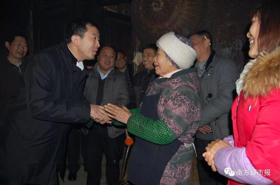 清华毕业原县委书记演讲"撒狗粮" 却获无数掌声