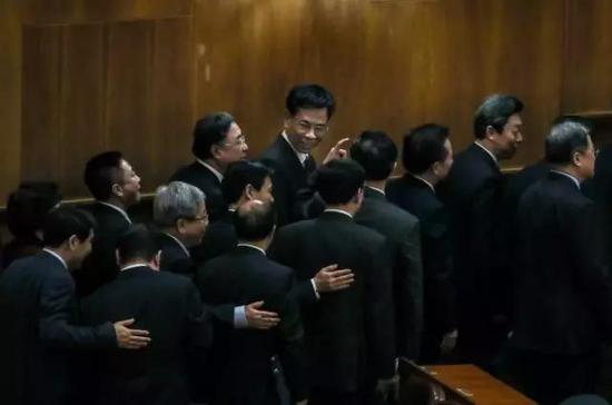 两会照片:2019两会现场照片精选 周强张军与人握手打招呼 3月8日,北京人民大会堂,十三届全国人大二次会议第二次全体会议结束后,列席大会的各部门负责人离开会场。中国青年报·中青在线中国青年网记者 李峥苨/摄