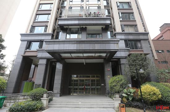 ▲2樓右邊那戶應該是黃先生合同上的房子,現在已有別人入住