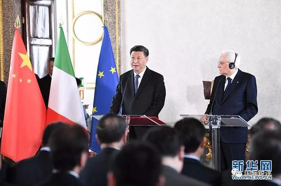 3月22日，国家主席习近平在罗马和意大利总统马塔雷拉一道会见出席中意企业家委员会、中意第三方市场合作论坛、中意文化合作机制会议双方代表。 图片来源：新华社