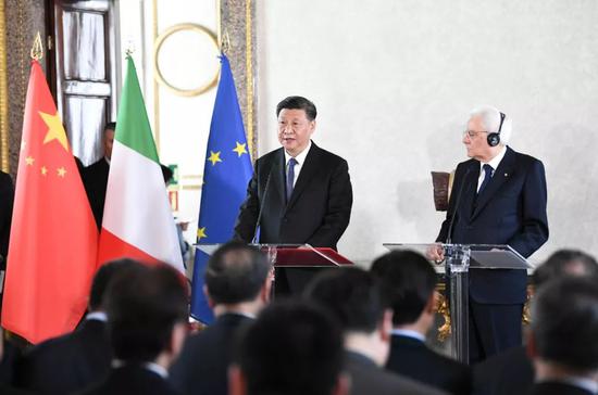 3月22日，国家主席习近平在罗马和意大利总统马塔雷拉一道会见出席中意企业家委员会、中意第三方市场合作论坛、中意文化合作机制会议双方代表。（新华社记者谢环驰摄）
