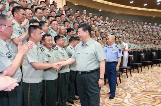  16日，习近平在呼和浩特市亲切接见驻内蒙古部队副师职以上领导干部和团级单位主官，代表党中央和中央军委向驻内蒙古部队全体官兵致以诚挚问候。