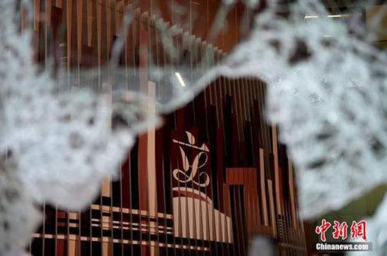 被激进示威者占据的香港街头——