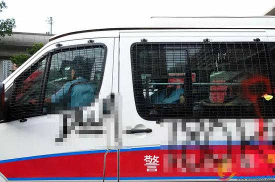 警车被激进示威者用喷漆涂抹。图源:香港《文汇报》