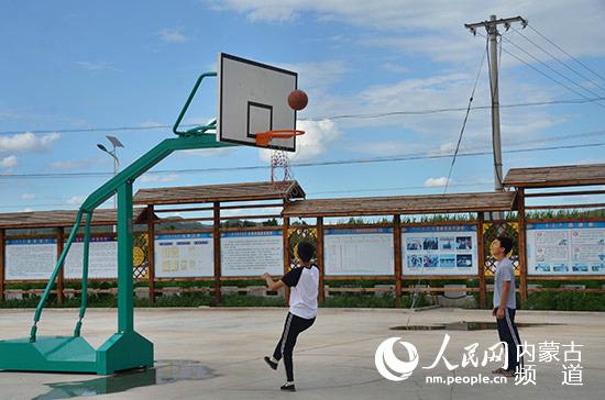 嘎查为农牧民修建的平时休闲的篮球场