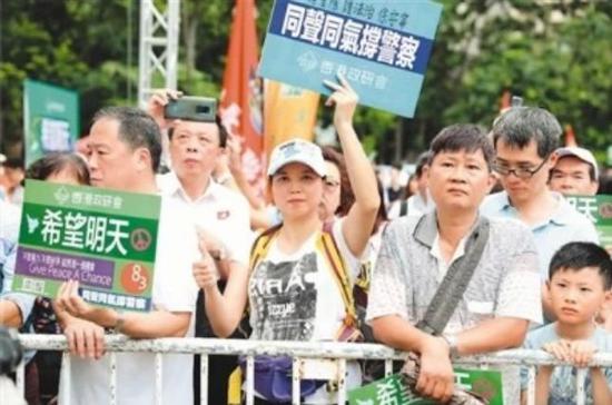 8月3日，香港市民在“希望明天”反暴力音乐集会上。 （新华社记者 吴晓初摄）