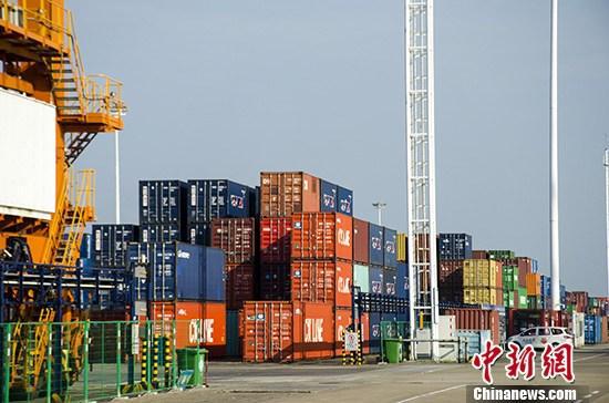 外贸顺差:海关总署:中国前8个月贸易顺差1.77万亿 扩大46% 资料图:一保税港区集装箱码头作业区。中新社记者 翟李强 摄