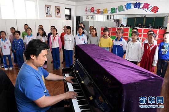 陕西省延安市杨家岭福州希望小学合唱社团的学生在合唱（4月24日摄）。 新华社记者 刘潇 摄