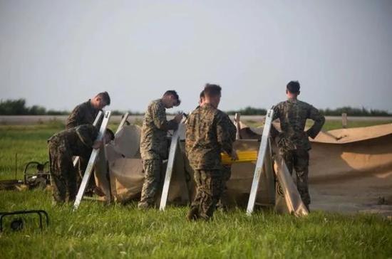 ▲美军航空地勤人员快速构筑简易起降场（美国海军陆战队网站）