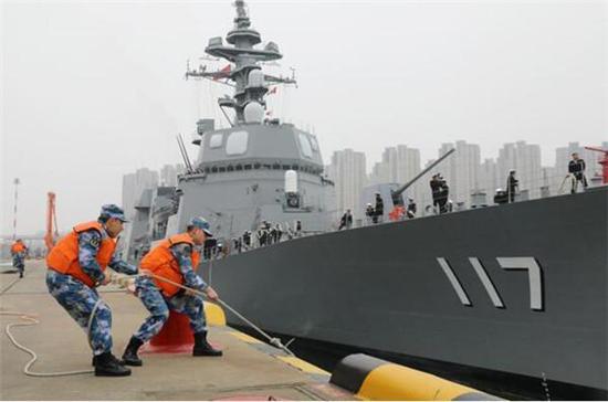  4月21日，日本“凉月号”导弹驱逐舰靠泊青岛港。张淦摄