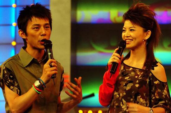 （李湘与何炅在湖南卫视快乐大本营录制现场，资料图。图源：IC photo）