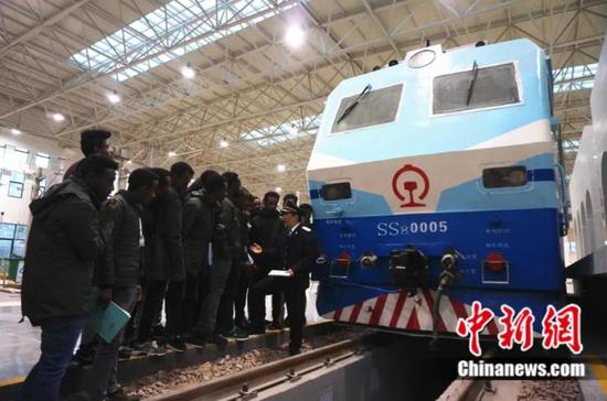 埃塞俄比亚学员在中国学习开火车 韩章云 摄
