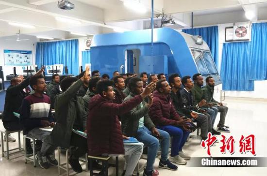 课堂上非洲学员积极回答老师的问题 韩章云 摄